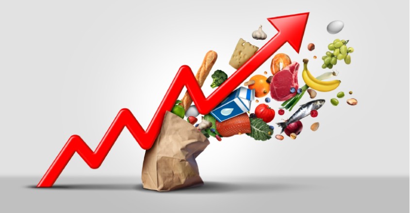 Nákupní taška se zbožím a rostoucí křivka dokumentující nárůst inflace v roce 2022.