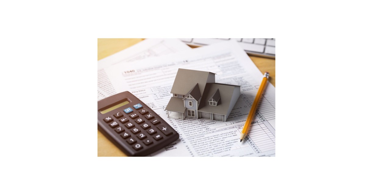Model domu s kalkulačkou a tužkou umístěný na podmínkách hypotečního úvěru