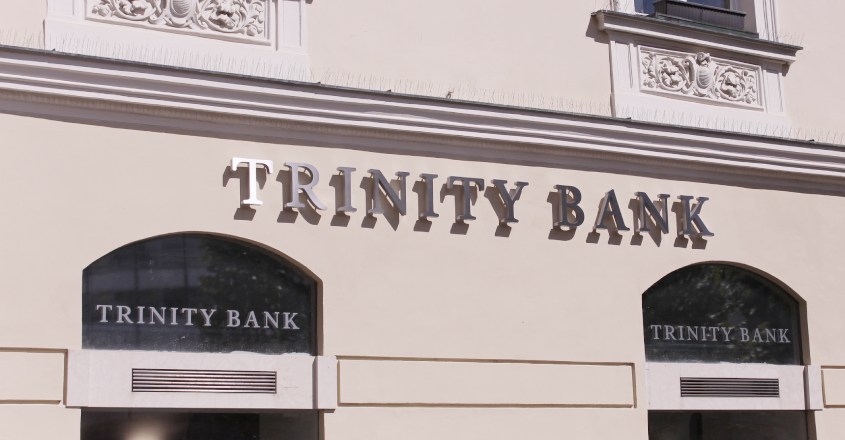 Logo Trinity bank na budově