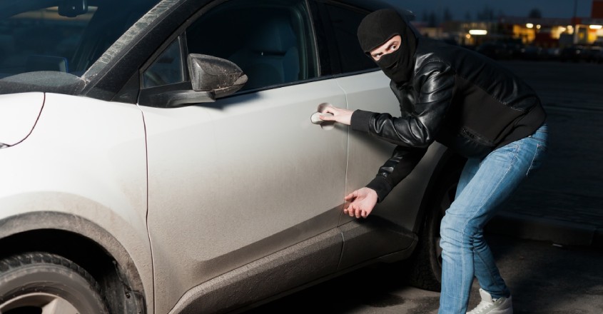 Pojištění GAP: zloděj krade zaparkované auto.