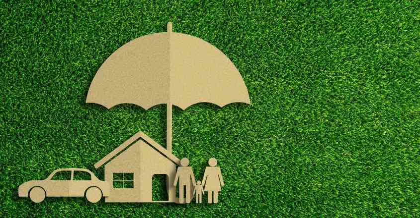 Pojištění schopnosti splácet: ilustrační obrázek papírové rodiny, kterou chrání pojišťovací deštník před škodami.