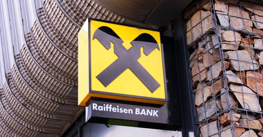 Logo Raiffeisenbank upevněné na budově.