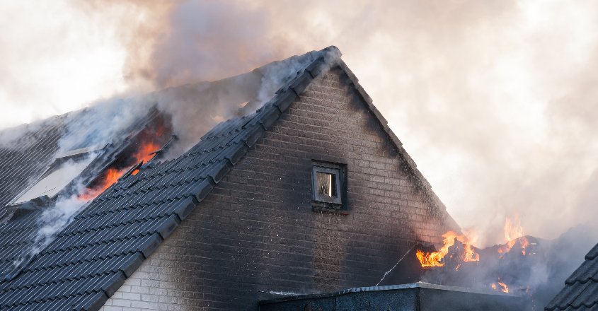 Hořící střecha domu koupeného na hypotéku