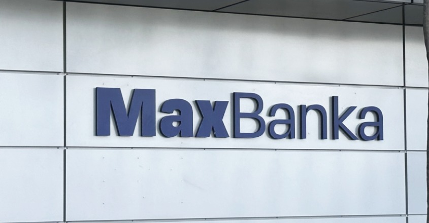 Logo MaxBanky připevněné na zdi
