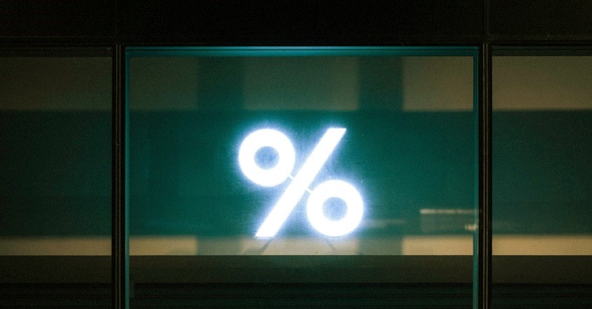 Neonové svítidlo ve tvaru procenta.