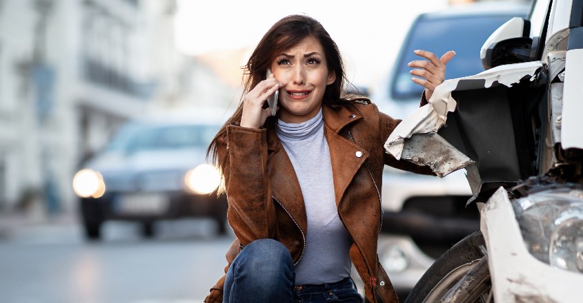 Plačící žena volá na pojišťovnu po dopravní nehodě v zahraničí
