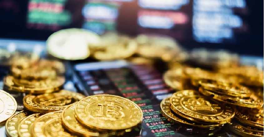 Přehled investic zasypaný žetony se symbolem bitcoinu