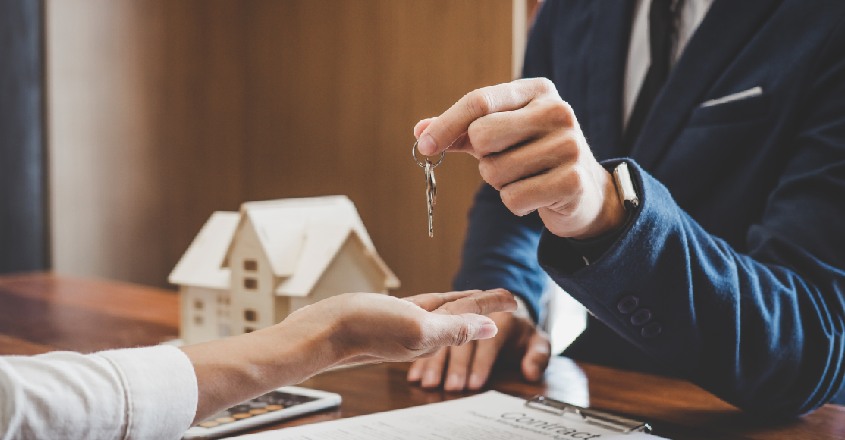 Hypoteční poradce předává klíčky od nemovitosti nové majitelce