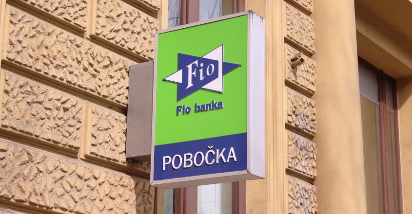 Vývěsní štít pobočky Fio banky