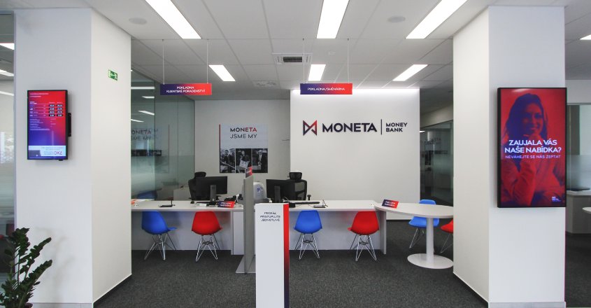 Barevný interiér pobočky Moneta Money Bank