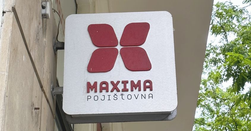 Cedule s logem Maxima pojišťovna