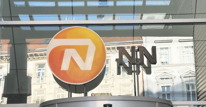 Logo NN nad dveřmi do pobočky
