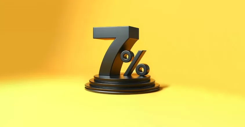 číslovka 7 a symbolu procenta na podstavci na se žlutým pozadím