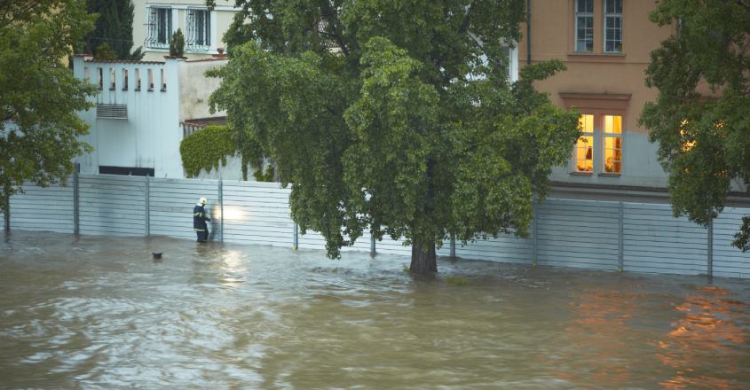 Hasič při povodních kontroluje protipovodňovou zeď