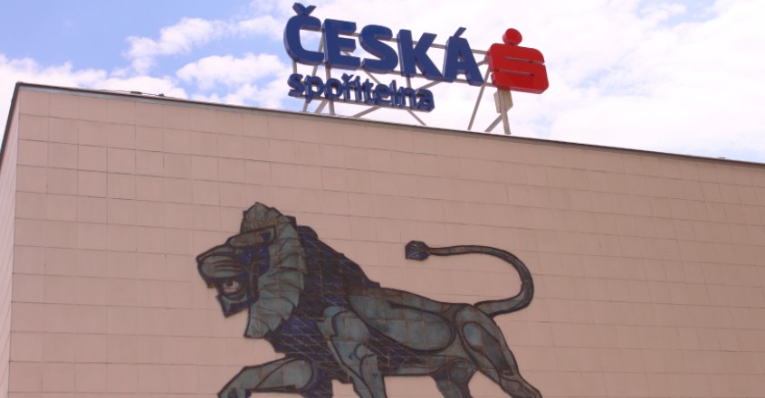 Program Moneyback poskytuje možnost získávat peníze zpět po celý rok s pravidelně aktualizovanými a rozšiřovanými nabídkami Logo České spořitelny na budově