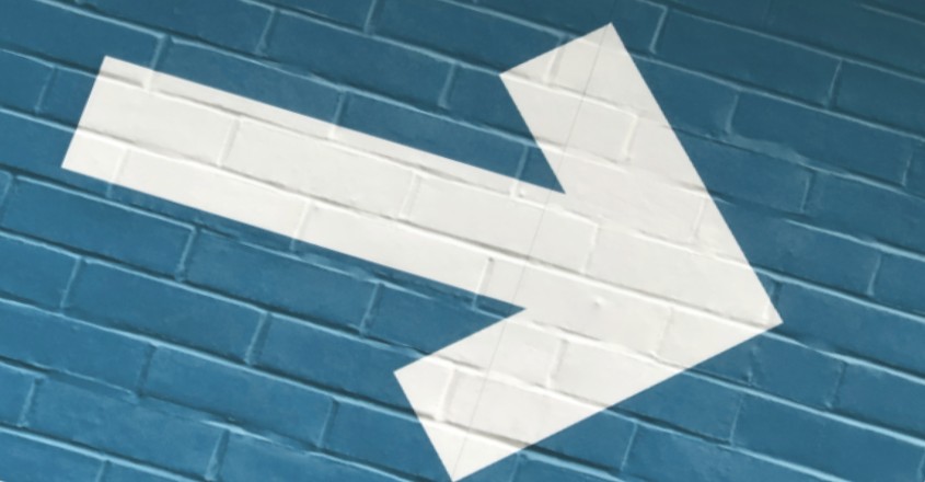 Přestože sazby klesly, hypotéky zůstávají relativně drahé a banky zůstávají ve své měnové politice spíše konzervativní. Šipka na zdi směřující dolů