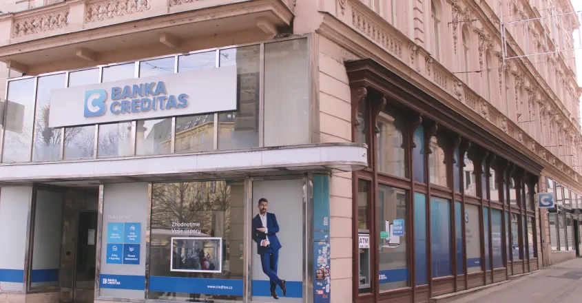 Obě karty nabízejí prémiové výhody, jako jsou vysoké transakční limity, concierge služby, cestovní pojištění a přístup do letištních salonků. Pobočka Banky Creditas