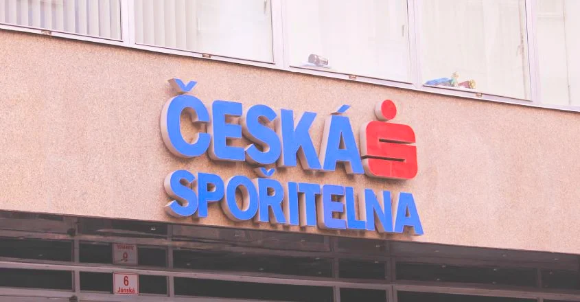 Se 75,5 miliardy v nových hypotékách a produktem „Hypotéka pro budoucnost“ ukazuje Česká spořitelna směr moderního financování bydlení. Nápis Česká spořitelně na budově