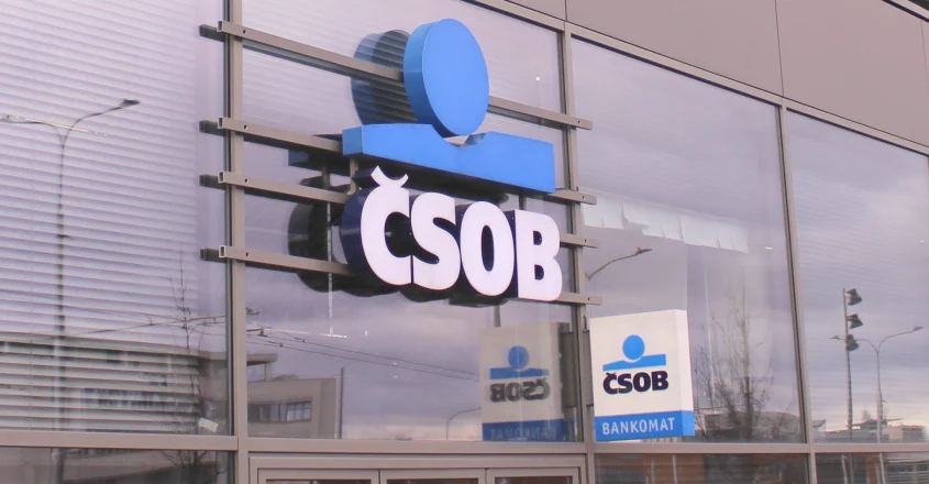Výsledky penzijních fondů ČSOB za rok 2024 ukazují, že i v období ekonomické nejistoty mohou dlouhodobé investice přinášet zajímavé zhodnocení. Logo ČSOB na budově pobočky
