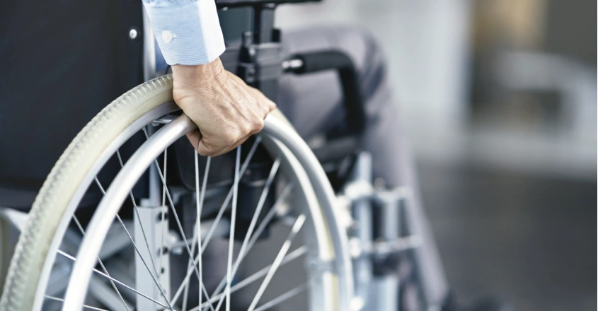 Stupeň invalidní důchodu a výše dávky se posuzuje individuálně případ od případu. Muž na vozíku
