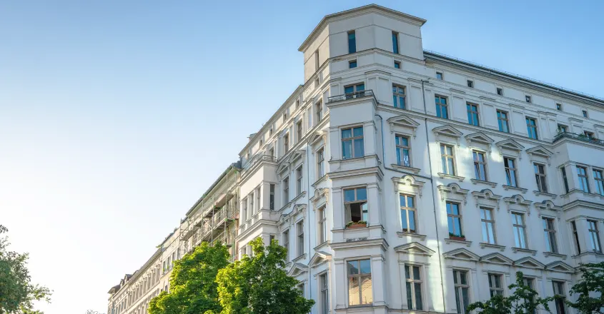 Doplatek na bydlení pomáhá lidem s nízkými příjmy pokrýt náklady spojené s bydlením, jako je nájemné a energie. Bytový dům
