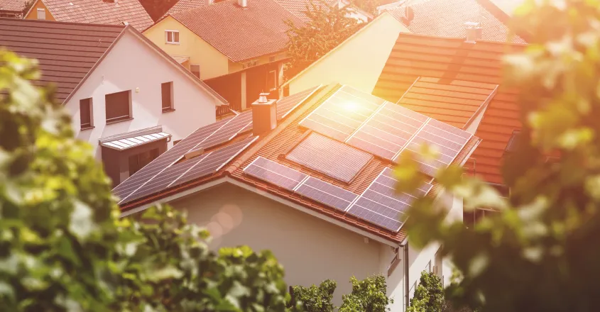 Dům s fotovoltaickými panely na střeše