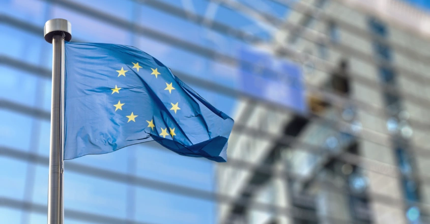 Vlajka EU před budovou