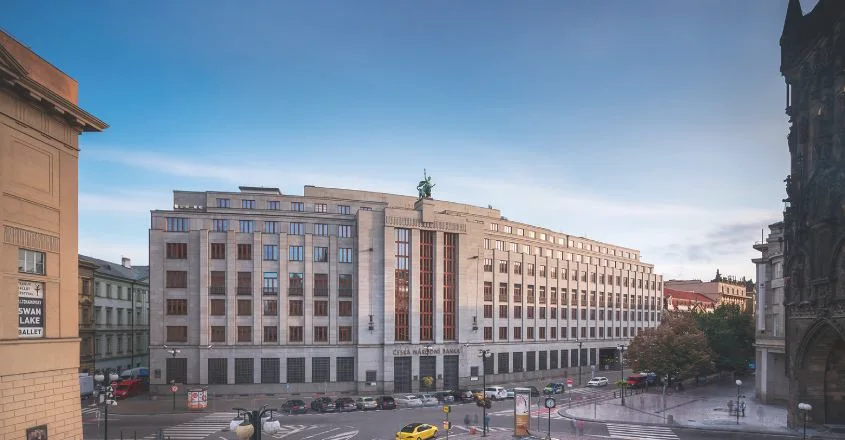 Pokud se inflaci podaří udržet na uzdě, ČNB může nadále postupně zmírňovat měnovou politiku. Budova ČNB
