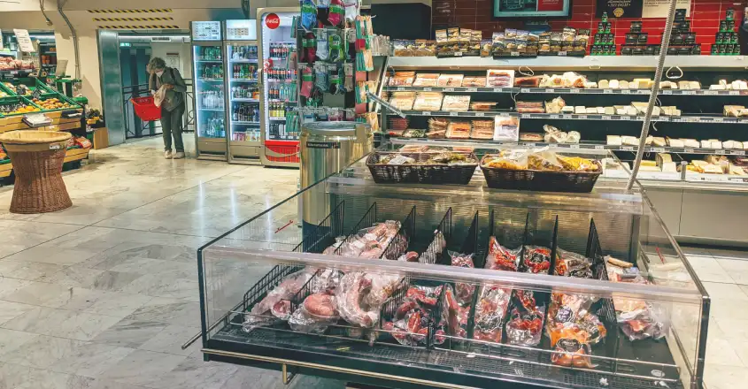 Stabilní úrokové sazby znamenají stejné podmínky pro úvěry i vklady. Obchod s potravinami