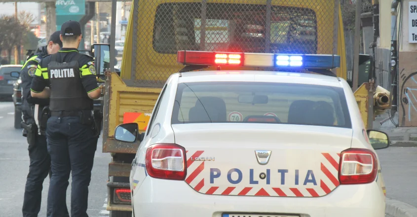 Digitalizace zelené karty znamená méně papírování a větší pohodlí pro řidiče. Zahraniční policie kontroluje řidiče auta.