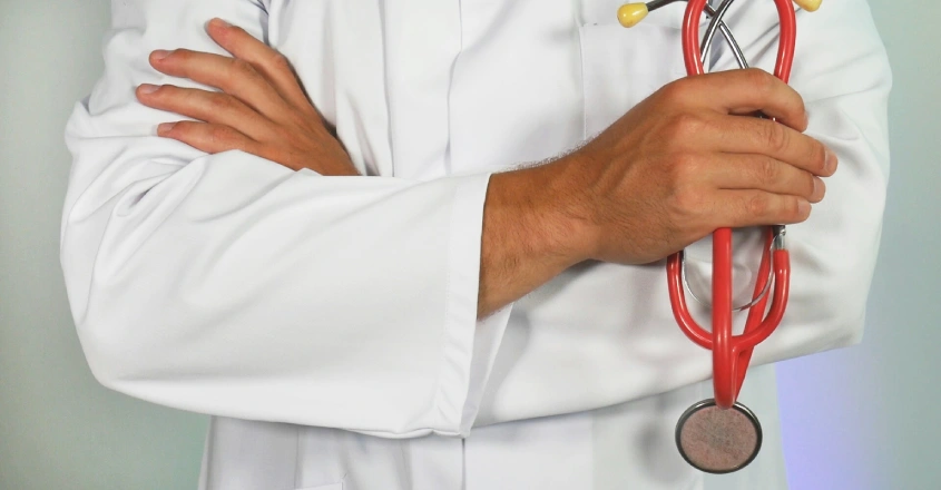 Konec monopolu přináší lepší dostupnost lékařské péče i online poradenství Doktor který drží stetoskop.