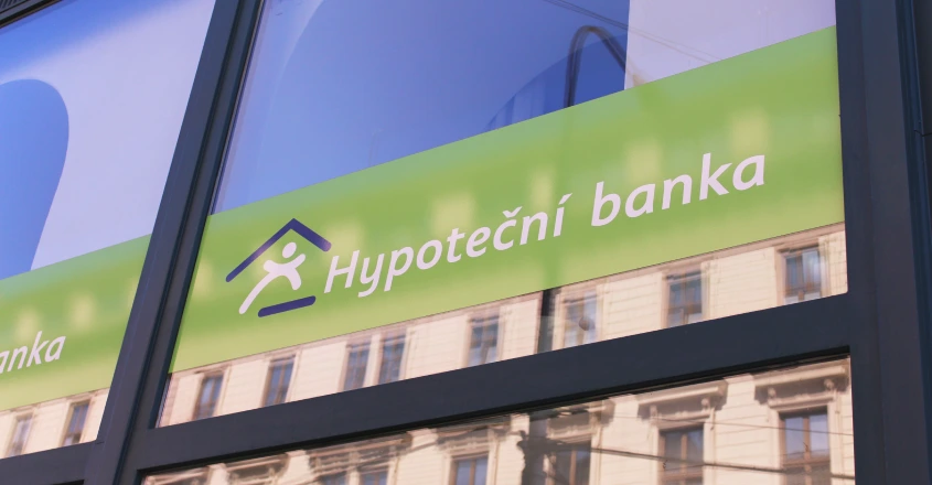 Hypotéka bez nemovitosti vám dává náskok při koupi domu nebo bytu. Nápis hypoteční banka na okně